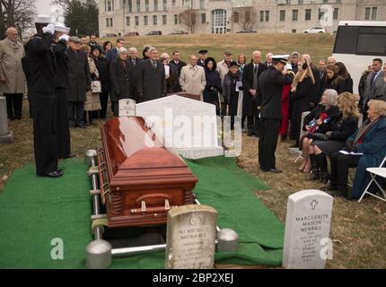 Die Beerdigung des ehemaligen NASA-Astronauten Captain Bruce McCandless II, USN (Ret.), fand am 16. Januar 2018 auf dem United States Naval Academy Cemetery in Annapolis, Maryland, statt. Stockfoto