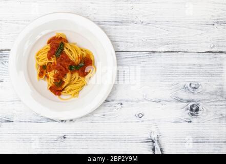 Stillleben mit Spaghetti mit Tomatensauce und Basilikum Stockfoto