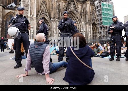 Köln, Deutschland. Mai 2020. Gegner der Corona messen auf dem Roncalliplatz. Köln, 16. Mai 2020 Quelle: dpa/Alamy Live News Stockfoto