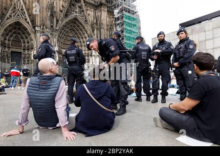 Köln, Deutschland. Mai 2020. Gegner der Corona messen auf dem Roncalliplatz. Köln, 16. Mai 2020 Quelle: dpa/Alamy Live News Stockfoto