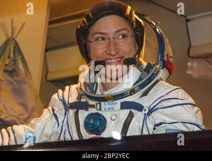 Expedition 59 Preflight Expedition 59 die Astronautin Christina Koch von der NASA lächelt, als sie, Alexey Ovchinin von Roskosmos und Nick Hague von der NASA am Donnerstag, 14. März 2019, auf dem Kosmodrom Baikonur in Kasachstan auf die Startrampe aufbrechen. Hague, Koch und Ovchinin starteten am 14. März, US-Zeit, mit der Sojus MS-12-Sonde vom Kosmodrom Baikonur für eine sechseinhalb-monatige Mission auf der Internationalen Raumstation. Stockfoto