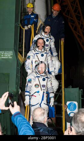 Expedition 55 Preflight Expedition 55 Flugingenieur Drew Feustel von NASA, oben, Flugingenieur Ricky Arnold von NASA, Mitte, Und Sojus-Kommandant Oleg Artemijew von Roskosmos, unten, werden auf der Startbahn gesehen, bevor die Sojus MS-08-Sonde am Mittwoch, 21. März 2018 auf dem Kosmodrom Baikonur in Kasachstan zum Start ging. Feustel, Arnold und Artemijew werden die nächsten fünf Monate an Bord der Internationalen Raumstation leben und arbeiten. Stockfoto