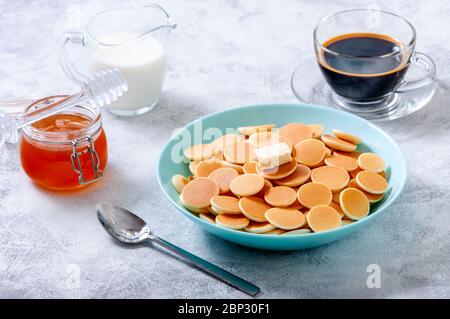 Pfannkuchen-Müsli mit Butter in Schale auf grauem Stein Tisch. Trendiges Food-Konzept. Stockfoto