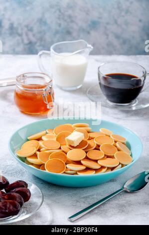 Pfannkuchen-Müsli mit Butter in Schale auf grauem Stein Tisch. Trendiges Food-Konzept. Stockfoto