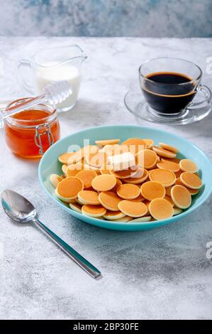 Pfannkuchen-Müsli mit Butter in Schale auf grauem Stein Tisch. Trendiges Food-Konzept. Stockfoto