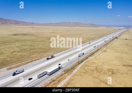 Interstate I-5 durch das trockene Central Valley von Kalifornien bis zum Horizont Stockfoto