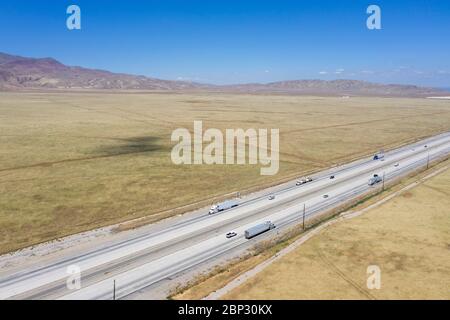 Interstate I-5 durch das trockene Central Valley von Kalifornien bis zum Horizont Stockfoto