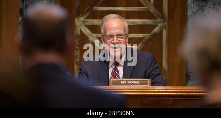 Senat NASA FY '20 Budget Review Hearing Senator Jerry Moran, R-kan., Vorsitzender des Unterausschusses für Handel, Justiz, Wissenschaft und verwandte Agenturen, Fragen NASA-Administrator Jim Bridenstine während einer Anhörung zur Überprüfung des Haushalts, Mittwoch, 1. Mai 2019, im Dirksen Senate Office Building in Washington. Stockfoto