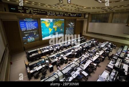 Expedition 55 Sojus Docking EINE Live-Ansicht der Internationalen Raumstation, wie sie von Kameras an Bord der Sojus MS-08 Raumsonde mit den Besatzungsmitgliedern der Expedition 55-56 Oleg Artemijew von Roskosmos und Ricky Arnold und Drew Feustel von der NASA gesehen wird, Wird auf Bildschirmen am Moskauer Mission Control Center gesehen, wie das Raumschiff nähert sich für die Andockung, Freitag, 23. März 2018 in Korolev, Russland. Die Sojus MS-08-Sonde mit Artemijew, Feustel und Arnold legte um 40:10 Uhr Ostzeit (40:55 Uhr Moskauer Zeit) an und schloss sich dem Kommandanten der Expedition  , Anton Shkaplerov von Roskosmos, Scott Tingle von der NASA und Norishig, an Stockfoto