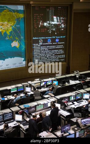 Expedition 55 Sojus Docking EINE Live-Ansicht der Internationalen Raumstation, wie sie von Kameras an Bord der Sojus MS-08 Raumsonde mit den Besatzungsmitgliedern der Expedition 55-56 Oleg Artemijew von Roskosmos und Ricky Arnold und Drew Feustel von der NASA gesehen wird, Wird auf Bildschirmen am Moskauer Mission Control Center gesehen, wie das Raumschiff nähert sich für die Andockung, Freitag, 23. März 2018 in Korolev, Russland. Die Sojus MS-08-Sonde mit Artemijew, Feustel und Arnold legte um 40:10 Uhr Ostzeit (40:55 Uhr Moskauer Zeit) an und schloss sich dem Kommandanten der Expedition  , Anton Shkaplerov von Roskosmos, Scott Tingle von der NASA und Norishig, an Stockfoto