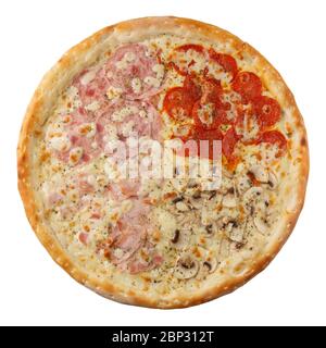 Köstliche italienische Pizza Vier Jahreszeiten mit würzigen Hähnchen, Pilzen und Käse. Stockfoto