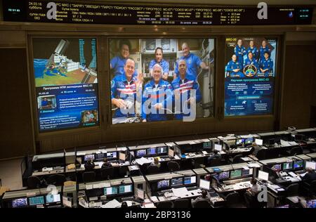 Expedition 55 Sojus-Andocking Expedition 55 Flugingenieure Ricky Arnold von der NASA, unten links, Oleg Artemijew von Roskosmos, unten Mitte, und Drew Feustel von der NASA, unten rechts mit Fluganwender Norishige Kanai von der Japan Aerospace Exploration Agency (JAXA), oben links, Commander Anton Shkaplerov von Roskosmos, oben Mitte, Und Flugingenieur Scott Tingle von der NASA, oben rechts, auf einem Videomonitor, während sie mit Familie und Freunden im Moskauer Missionskontrollzentrum in Korolev, Russland, sprechen, wenige Stunden nachdem die Sojus MS-08 am Samstag, den 24. März 20, an der Internationalen Raumstation angedockt war Stockfoto