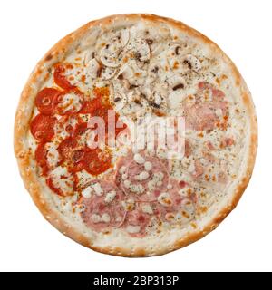 Köstliche italienische Pizza Vier Jahreszeiten mit würzigen Hähnchen, Pilzen und Käse. Stockfoto