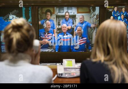 Expedition 55 Sojus-Andocking Expedition 55 Flugingenieure Ricky Arnold von der NASA, unten links, Oleg Artemijew von Roskosmos, unten Mitte, und Drew Feustel von der NASA, unten rechts mit Fluganwender Norishige Kanai von der Japan Aerospace Exploration Agency (JAXA), oben links, Commander Anton Shkaplerov von Roskosmos, oben Mitte, Und Flugingenieur Scott Tingle von der NASA, oben rechts, auf einem Videomonitor, während sie mit Familie und Freunden im Moskauer Missionskontrollzentrum in Korolev, Russland, sprechen, wenige Stunden nachdem die Sojus MS-08 am Samstag, den 24. März 20, an der Internationalen Raumstation angedockt war Stockfoto