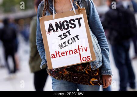 Köln, Deutschland. Mai 2020. Demonstrationen der Koln gegen das rechte Bündnis und Gegner der Corona-Maßnahmen auf dem Roncalliplatz. Köln, 16. Mai 2020 Quelle: dpa/Alamy Live News Stockfoto