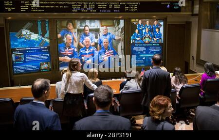 Expedition 55 Sojus-Andocking Expedition 55 Flugingenieure Ricky Arnold von der NASA, unten links, Oleg Artemijew von Roskosmos, unten Mitte, und Drew Feustel von der NASA, unten rechts mit Fluganwender Norishige Kanai von der Japan Aerospace Exploration Agency (JAXA), oben links, Commander Anton Shkaplerov von Roskosmos, oben Mitte, Und Flugingenieur Scott Tingle von der NASA, oben rechts, auf einem Videomonitor, während sie mit Familie und Freunden im Moskauer Missionskontrollzentrum in Korolev, Russland, sprechen, wenige Stunden nachdem die Sojus MS-08 am Samstag, den 24. März 20, an der Internationalen Raumstation angedockt war Stockfoto