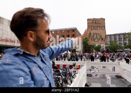 Köln, Deutschland. Mai 2020. Gegner der Corona messen auf dem Roncalliplatz. Köln, 16. Mai 2020 Quelle: dpa/Alamy Live News Stockfoto