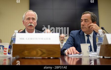 William Gerstenmaier und Mark Sirangelo, der Sonderassistent der NASA, sprechen vor dem Unterausschuss des Repräsentantenhauses über Raumfahrt und Luftfahrt und diskutieren die Initiativen der NASA zur Erforschung des Mondes und der Tiefen des Weltraums, einschließlich des Mars-Missionsvorschlags. Stockfoto