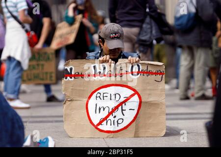 Köln, Deutschland. Mai 2020. Gegner der Corona messen auf dem Roncalliplatz. Köln, 16. Mai 2020 Quelle: dpa/Alamy Live News Stockfoto