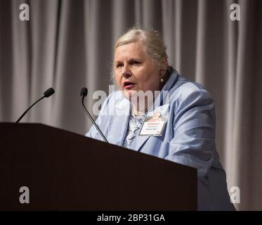 Menschen zum Mars-Gipfel Erkunden Sie Mars-Präsident und Mitbegründer Artemis Westenberg stellt NASA-Administrator Jim Bridenstine auf dem Menschen zum Mars-Gipfel am Dienstag, 14. Mai 2019, an der National Academy of Sciences in Washington vor. Stockfoto