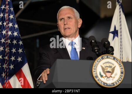 Premiere 'Apollo 11: First Steps Edition' Mike Pence, Vizepräsident der Vereinigten Staaten, hält seine Rede bei der Premiere des Films "Apollo 11: First Steps Edition", Dienstag, 14. Mai 2019 im Smithsonian's National Air and Space Museum in Washington. Stockfoto