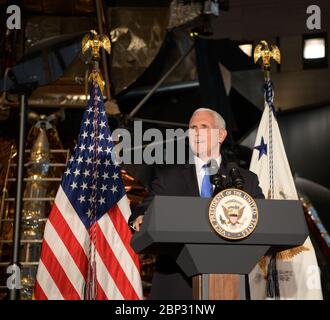 Premiere 'Apollo 11: First Steps Edition' Mike Pence, Vizepräsident der Vereinigten Staaten, hält seine Rede bei der Premiere des Films "Apollo 11: First Steps Edition", Dienstag, 14. Mai 2019 im Smithsonian's National Air and Space Museum in Washington. Stockfoto