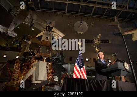 Premiere 'Apollo 11: First Steps Edition' Mike Pence, Vizepräsident der Vereinigten Staaten, hält seine Rede bei der Premiere des Films "Apollo 11: First Steps Edition", Dienstag, 14. Mai 2019 im Smithsonian's National Air and Space Museum in Washington. Stockfoto