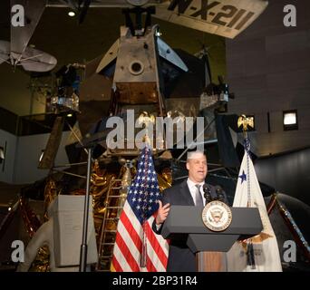 Premiere 'Apollo 11: First Steps Edition' NASA-Administrator Jim Bridenstine hält Bemerkungen zur Premiere des Films "Apollo 11: First Steps Edition", Dienstag, 14. Mai 2019 im Smithsonian's National Air and Space Museum in Washington. Stockfoto