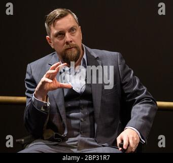 Premiere 'Apollo 11: First Steps Edition' Filmregisseur Todd Douglas Miller hält Anmerkungen während der Premiere des Films "Apollo 11: First Steps Edition", Dienstag, 14. Mai 2019 im Smithsonian's National Air and Space Museum in Washington. Stockfoto