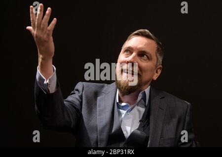 Premiere 'Apollo 11: First Steps Edition' Filmregisseur Todd Douglas Miller hält Anmerkungen während der Premiere des Films "Apollo 11: First Steps Edition", Dienstag, 14. Mai 2019 im Smithsonian's National Air and Space Museum in Washington. Stockfoto