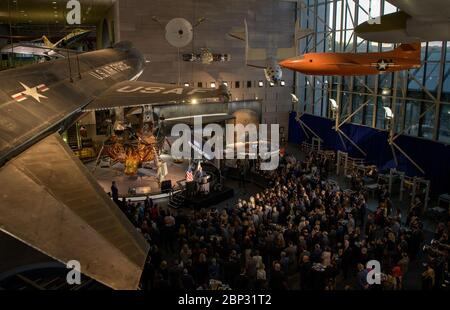 Premiere 'Apollo 11: First Steps Edition' Mike Pence, Vizepräsident der Vereinigten Staaten, hält seine Rede bei der Premiere des Films "Apollo 11: First Steps Edition", Dienstag, 14. Mai 2019 im Smithsonian's National Air and Space Museum in Washington. Stockfoto