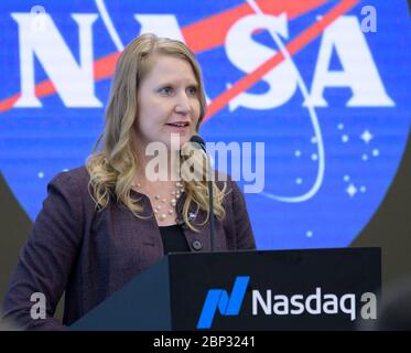 Internationale Raumstation kommerzielle Möglichkeiten NASA Public Affairs Officer Stephanie Schierholz moderiert eine Briefing, wo NASA angekündigt, die Agentur fünf-teilige Plan zur Eröffnung der Internationalen Raumstation zu erweitern kommerziellen und Marketing-Aktivitäten und private Astronautenmissionen zur Station und ermöglichen zusätzliche kommerzielle Ziele in Low-Earth-Orbit, Freitag, Juni 2019 auf der Nasdaq MarketSite in New York City. Die NASA wird weiterhin die menschliche Präsenz und Forschung in der erdnahen Umlaufbahn aufrechterhalten, und das langfristige Ziel ist es, eine robuste Wirtschaft zu erreichen, von der die NASA kaufen kann Stockfoto