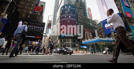 Internationale Raumstation kommerzielle Möglichkeiten der Nasdaq MarketSite Turm zeigt eine Glückwunschbotschaft an NASA, während die Agentur einen fünfteiligen Plan ankündigt, um die Internationale Raumstation zu öffnen, um kommerzielle und Marketing-Aktivitäten und private Astronautenmissionen zur Station zu erweitern und zusätzliche kommerzielle Ziele in der niedrigen Erdumlaufbahn zu ermöglichen, Freitag, Juni 2019 auf der Nasdaq MarketSite in New York City. Die NASA wird weiterhin die menschliche Präsenz und Forschung in der erdnahen Umlaufbahn aufrechterhalten, und das langfristige Ziel ist es, eine robuste Wirtschaft zu erreichen, von der die NASA Dienstleistungen bei A erwerben kann Stockfoto