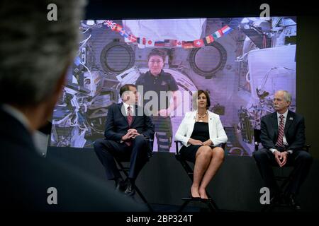 Internationale Raumstation kommerzielle Möglichkeiten NASA-Astronautin Christina Koch an Bord der Internationalen Raumstation gibt Bemerkungen in einem Video während eines Briefings, wo NASA angekündigt, die Agentur fünf-Teil-Plan zur Eröffnung der Internationalen Raumstation zu erweitern kommerziellen und Marketing-Aktivitäten und private Astronautenmissionen zur Station und ermöglichen Weitere kommerzielle Ziele in der erdnahen Umlaufbahn, Freitag, 7. Juni 2019, auf der Nasdaq MarketSite in New York City. Die NASA wird weiterhin die menschliche Präsenz und Forschung in der erdnahen Umlaufbahn aufrechterhalten, und das langfristige Ziel ist es, ein Ro zu erreichen Stockfoto