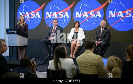 Internationale Raumstation kommerzielle Möglichkeiten NASA Public Affairs Officer Stephanie Schierholz, links stehend, moderiert ein Mediengespräch mit NASA Chief Financial Officer Jeff DeWit, links, NASA International Space Station Deputy Director Robyn Gatens, Zentrum, Und NASA Associate Administrator für die Human Exploration and Operations Directorate William Gerstenmaier, wo sie angekündigt, die Agentur fünf-Teile-Plan zur Eröffnung der Internationalen Raumstation für erweiterte kommerzielle und Marketing-Aktivitäten und private Astronautenmissionen zur Station und ermöglichen zusätzliche kommerzielle Ziel Stockfoto