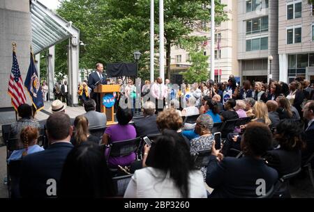 Widmung "Hidden Figures Way" NASA-Administrator Jim Bridenstine hält während der Widmungszeremonie für "Hidden Figures Way", Mittwoch, 12. Juni 2019, im NASA-Hauptsitz in Washington, DC, Anmerkungen. Der 300 Block von E Street SW vor dem NASA Hauptquartier Gebäude wurde als "Hidden Figures Way" bezeichnet, um Katherine Johnson, Dorothy Vaughan, Mary Jackson und alle Frauen zu ehren, die ihr Leben dem ehrenwerten Dienst an ihrem Land gewidmet haben, die Gleichheit zu fördern, Und zum Raumfahrtprogramm der Vereinigten Staaten beizutragen. Stockfoto