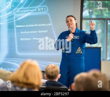 NASA-Astronautin Serena Auñón-Chancellor spricht am 14. Juni 2019 im NASA-Hauptquartier über ihre Erfahrungen während der Expeditionen 56 und 57 an Bord der Internationalen Raumstation, wo sie an zahlreichen wissenschaftlichen Experimenten in Biologie, Biotechnologie und Erdwissenschaften mitwirkte. Stockfoto