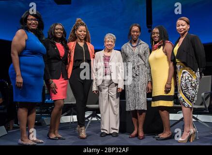 'Hidden Figures' Podiumsdiskussion NASA Human Computer Christine Darden, Mitte, und "Hidden Figures" Autorin, Margot Lee Shetterly, dritte von rechts, Pose für ein Gruppenfoto mit NASA Social Mitgliedern und Aubree Hill, rechts, nach einer "Hidden Figures" Podiumsdiskussion mit Beth Wilson und Marty Kelsey von STEM 30, Mittwoch, 12. Juni 2019 im Smithsonian National Air and Space Museum in Washington. Die Podiumsdiskussion fand nach einer Zeremonie statt, die den 300 Block von E Street SW als "Hidden Figures Way" zu Ehren von Katherine Johnson, Dorothy Vaughan, Mary Jacks widmete Stockfoto