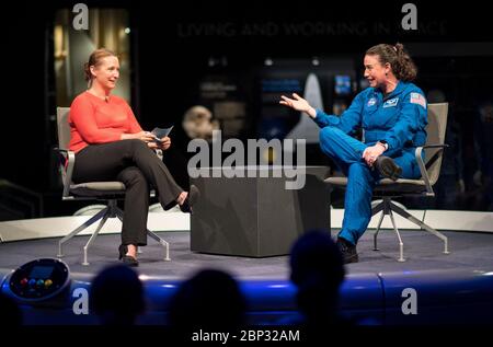NASA-Astronautin Serena Au, n-Chancellor, teilte ihre Erfahrungen mit Leben und Arbeit an Bord der Internationalen Raumstation während eines Gesprächs mit der Kuratorin Jennifer Levasseu im Smithsonian National Air and Space Museum am 14. Juni 2019. Au,,n-Kanzlerin hat während ihrer 197 Tage an Bord der ISS an Experimenten in Biologie, Biotechnologie und Erdwissenschaft mitgewirkt. Stockfoto