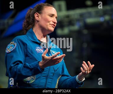 Am 14. Juni 2019 wurde die NASA-Astronautin Serena Au, n-Chancellor im Smithsonian National Air and Space Museum in Washington, D.C. interviewt. Sie absolvierte 197 Tage an Bord der Internationalen Raumstation im Rahmen der Expeditionen 56 und 57 und führte Experimente in verschiedenen Bereichen wie Biologie, Biotechnologie und Erdwissenschaft durch. Stockfoto
