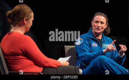 Die NASA-Astronautin Serena Au-Chancellor berichtet über ihre Zeit an Bord der Internationalen Raumstation während der Veranstaltung „What's New in Aerospace“ im Smithsonian National Air and Space Museum am 14. Juni 2019. Au-Kanzler verbrachte 197 Tage damit, Experimente in Biologie, Biotechnologie, Physik und Erdwissenschaft während der Expeditionen 56 und 57 durchzuführen. Sie begann ihre Karriere bei der NASA. Stockfoto