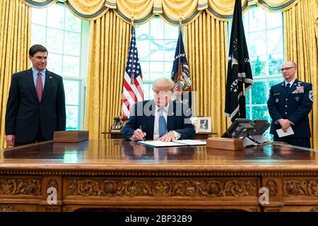 US-Präsident Donald Trump unterzeichnet eine Ankündigung zum Tag der Streitkräfte im Oval Office des Weißen Hauses15.Mai 2020 in Washington, D.C. stehen mit dem Präsidenten Verteidigungsminister Mark Esper , links, und US Space Force Senior Reclisted Advisor CMSgt Roger Towberman. Stockfoto