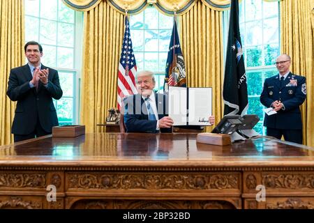 US-Präsident Donald Trump lächelt, als er die unterzeichnete Ankündigung des Armed Forces Day im Oval Office des Weißen Hauses15.Mai 2020 in Washington, D.C. steht mit dem Präsidenten Verteidigungsminister Mark Esper , links, und US Space Force Senior Enlisted Advisor CMSgt Roger Towberman. Stockfoto