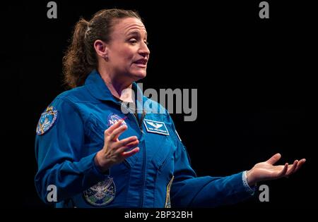 Am 14. Juni 2019 teilte die NASA-Astronautin Serena Au, n-Chancellor, ihre Erfahrungen an Bord der Internationalen Raumstation während einer Präsentation im Smithsonian National Air and Space Museum. Sie verbrachte 197 Tage auf der ISS und forschte im Rahmen der Expeditionen 56 und 57 in verschiedenen wissenschaftlichen Bereichen. Stockfoto