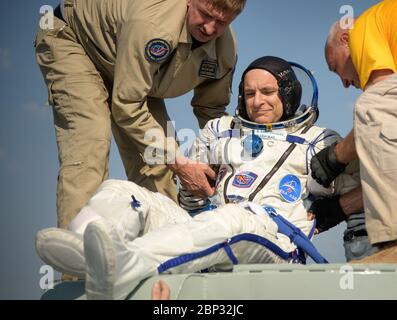 Expedition 59 Sojus MS-11 Landeexpedition 59 Astronaut David Saint-Jacques von der Canadian Space Agency (CSA) wird nur wenige Minuten nach seiner Mission, NASA-Astronautin Anne McClain, aus der Sojus MS-11 Raumsonde geholfen. Und Roskosmos-Kosmonaut Oleg Kononenko, landete am Dienstag, den 25. Juni 2019 kasachische Zeit (24. Juni Ostzeit) in einem abgelegenen Gebiet in der Nähe der Stadt Scheskazgan, Kasachstan. McClain, Saint-Jacques und Kononenko kehren nach 204 Tagen im All zurück, wo sie als Mitglieder der Expedition 58 und 59 Besatzungen an Bord der Internationalen Raumstation dienten. Stockfoto