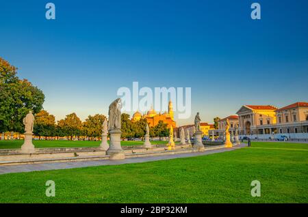 Prato della Valle Platz im historischen Stadtzentrum von Padua Padova , elliptischer Platz mit grüner Insel in der Mitte, kleiner Kanal mit Statuen, Abtei von Santa Giustina Kirche, Region Venetien, Italien Stockfoto