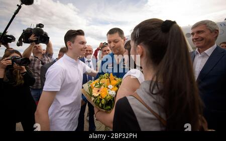 Expedition 59 Sojus MS-11 Landungsbeamte, Familie und Freunde willkommen zu Hause Expedition 59 Kosmonaut Oleg Kononenko aus Roskosmos Dienstag, 25. Juni 2019 auf dem Tschkalowski-Flughafen in Star City, Russland. Kononenko, NASA-Astronautin Anne McClain und Astronaut David Saint-Jacques der kanadischen Weltraumbehörde haben ihre Sojus MS-11-Kapsel am 25. Juni (24. Juni Eastern Time) in der Nähe der Stadt Zhezkazgan in Kasachstan gelandet. Stockfoto