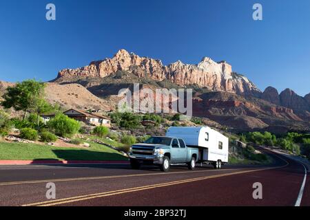 Pickup Truck zieht ein 5. Rad RV in Springdale, Utah in der Nähe von Zion National Park Stockfoto