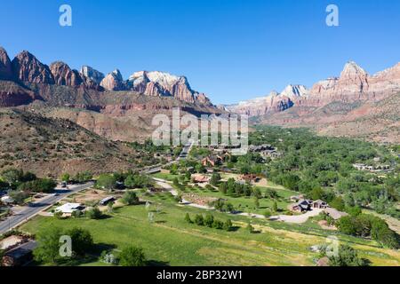 Luftaufnahmen über Springdale, Utah, in einer dramatischen Landschaft am Eingang zum Zion Nationalpark Stockfoto