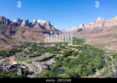 Luftaufnahmen über Springdale, Utah, in einer dramatischen Landschaft am Eingang zum Zion Nationalpark Stockfoto